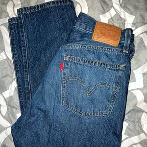 501 original Levi Strauss & co
W 27 L 30
Dark blue
Button up